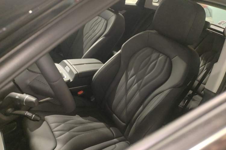 Used Hongqi HS5 2025 2.0T Two-Wheel Drive Flagship Pro Edition
