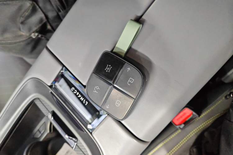 Used Lynk & Co 08 EM-P 2025 220 km All-Wheel-Drive Performance Halo
