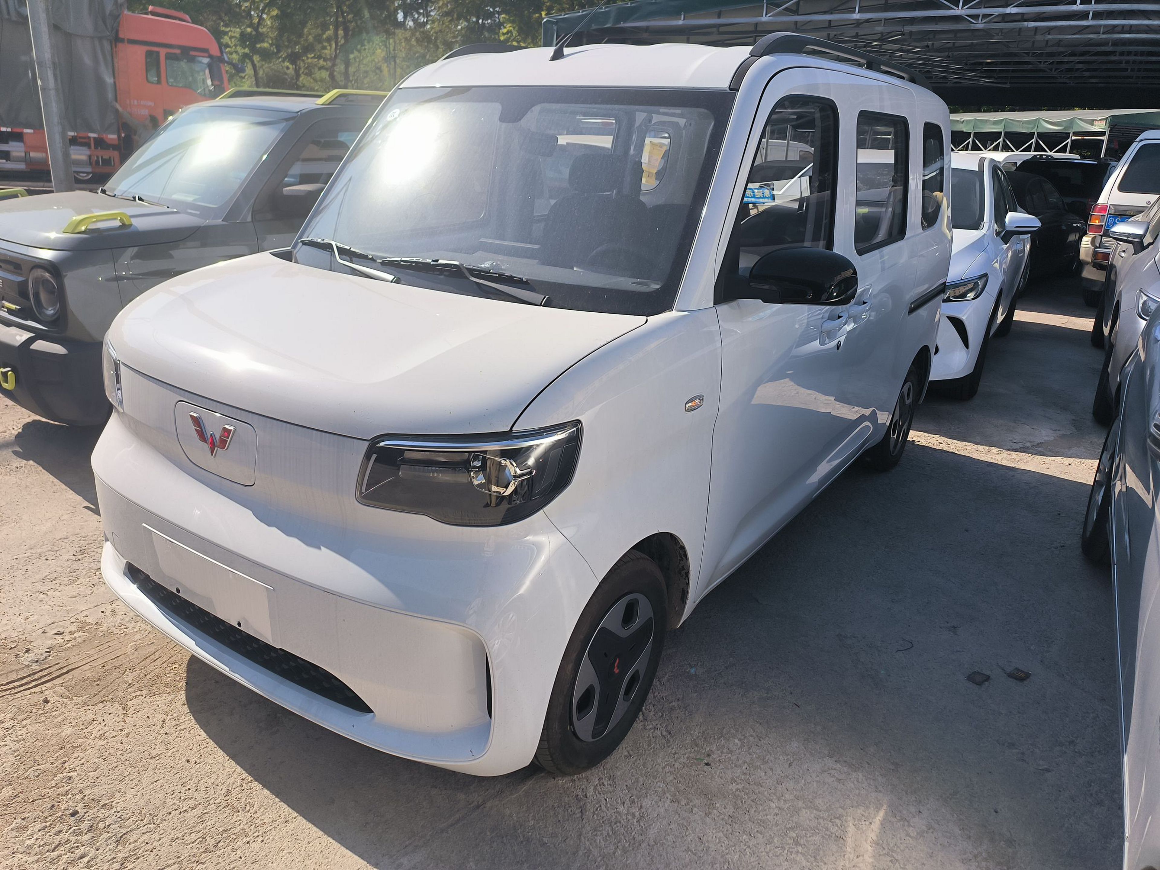 تحت مقدمة السيارة