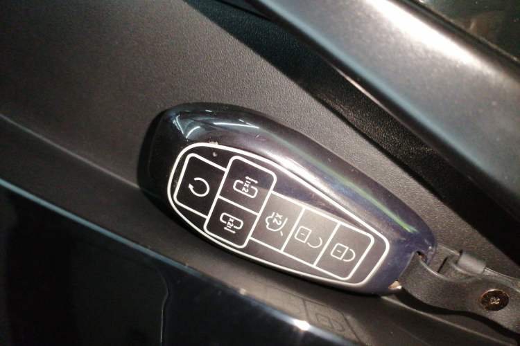 Used Denza D9 2025 DM-i Smart Drive 1020 Four-Wheel Drive Deluxe Model
