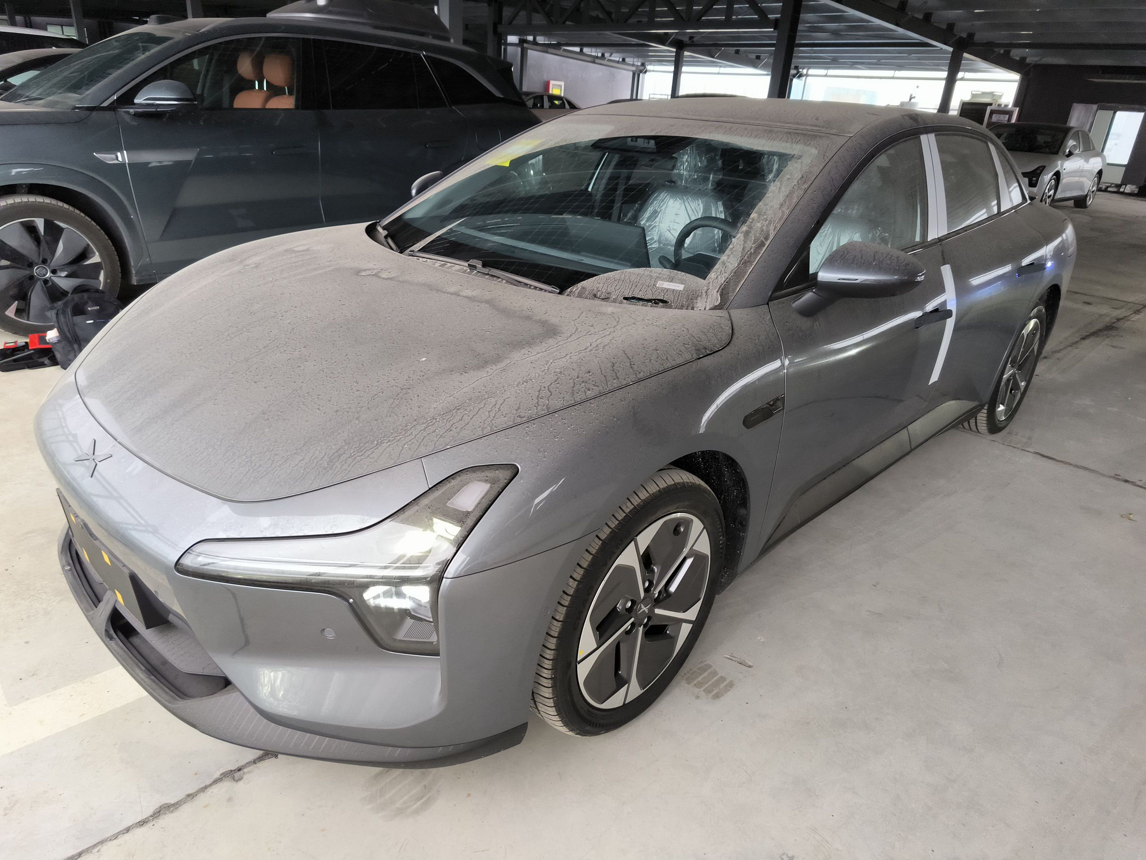 Под передней частью автомобиля