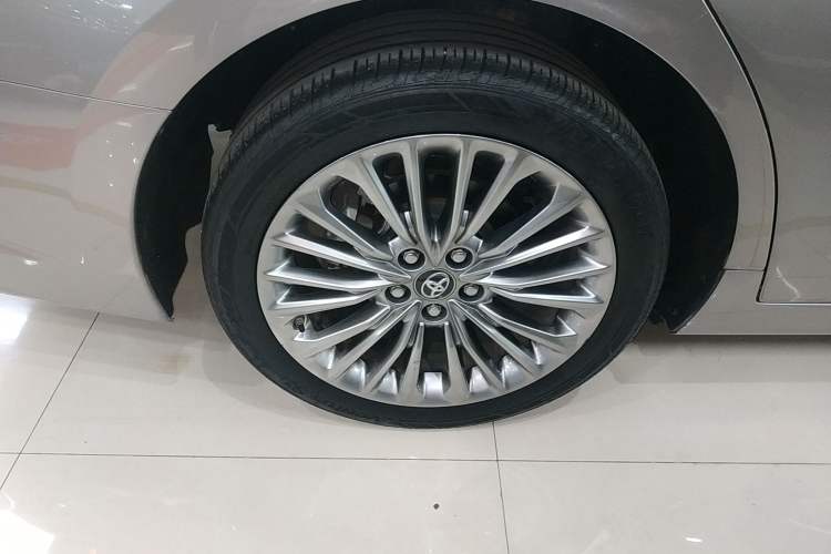 Used Toyota Avalon 2019 Dual-Engine 2.5L XLE Prestige Version China VI Standard
