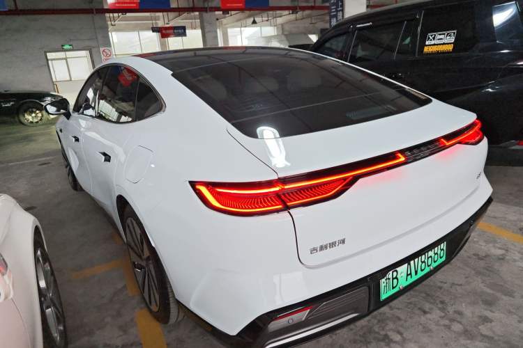 Used  E8 2024 550 km Range Rear-Drive MAX
