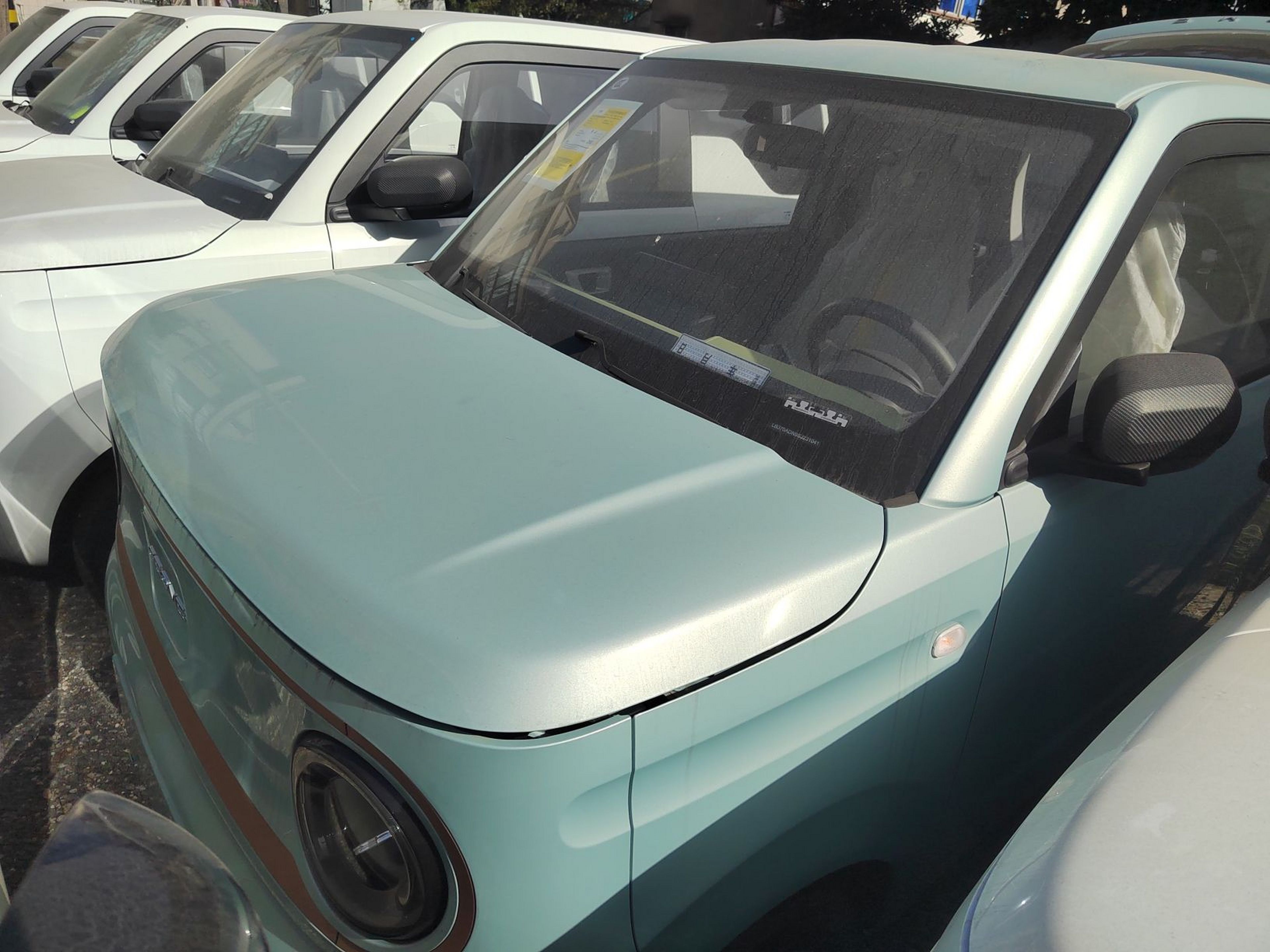 Под передней частью автомобиля