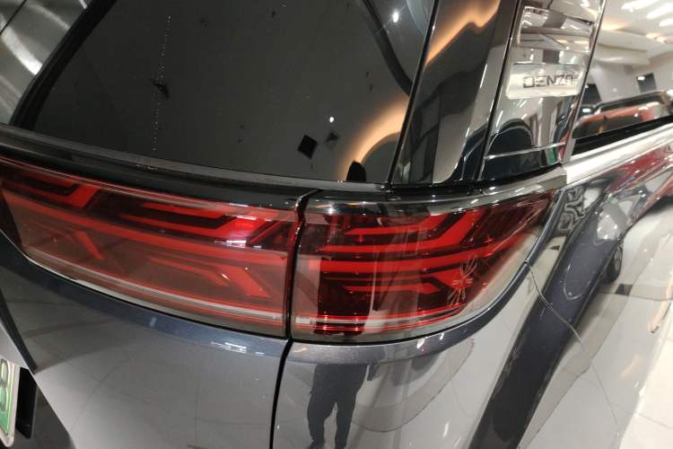 Used Denza D9 2025 DM-i Intelligent Drive 1020 Four-Wheel Drive Flagship Model