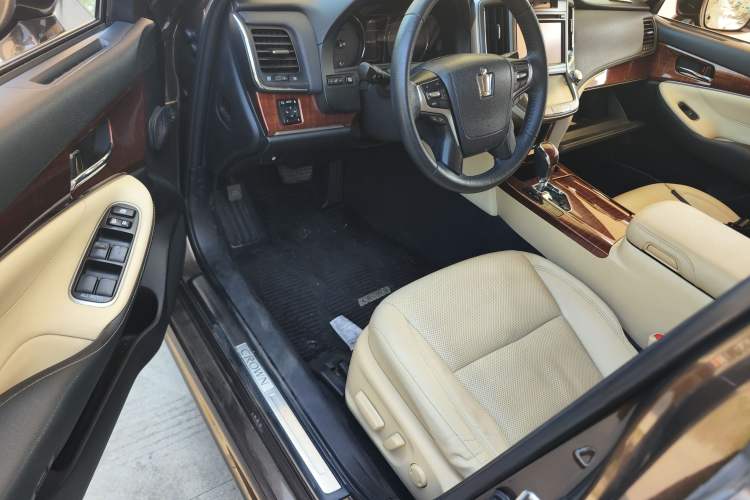 Used Toyota Crown 2015 2.0T Fashion Edition
