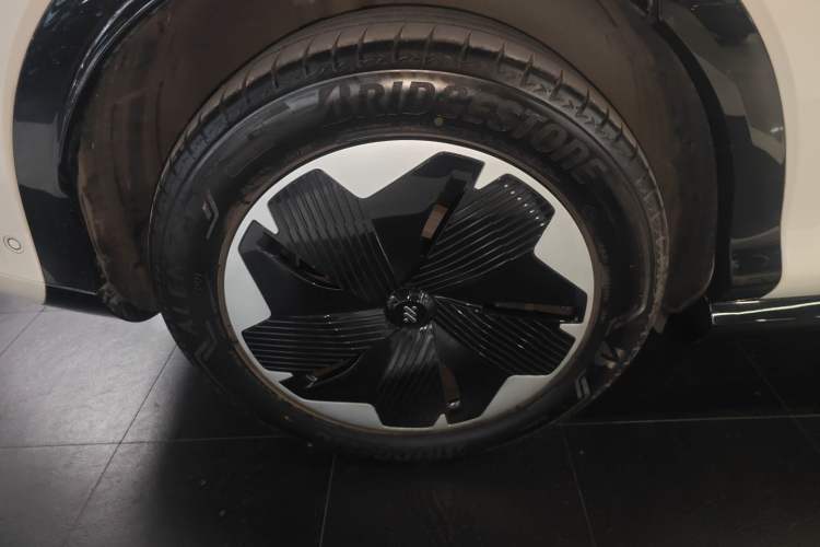 Used  LS7 2023 77 kWh Urban Fit Pro Rear-Wheel Drive Version
