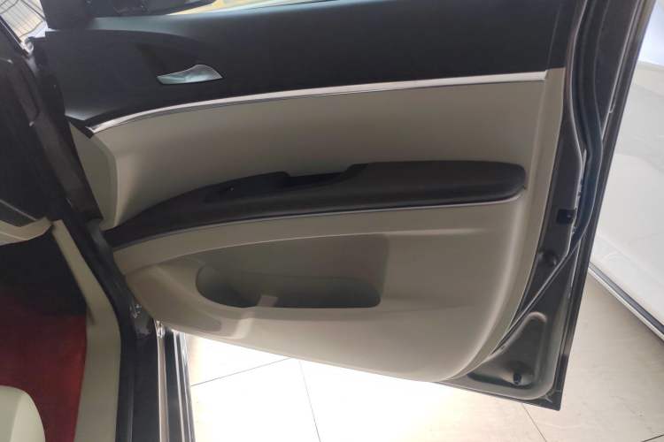 Used Buick GL8 2023 Land Executive Class Comfort Model
