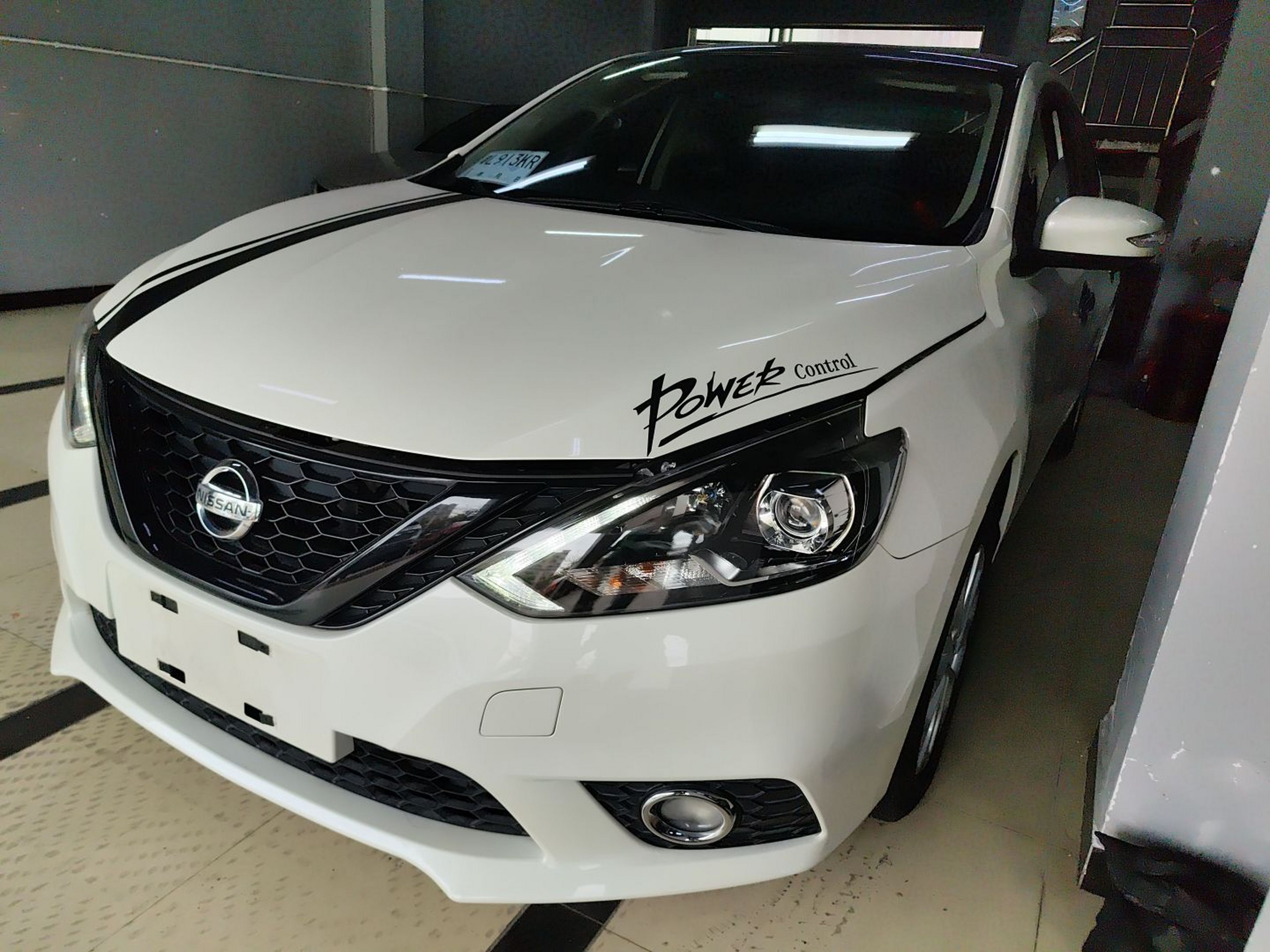 تحت مقدمة السيارة