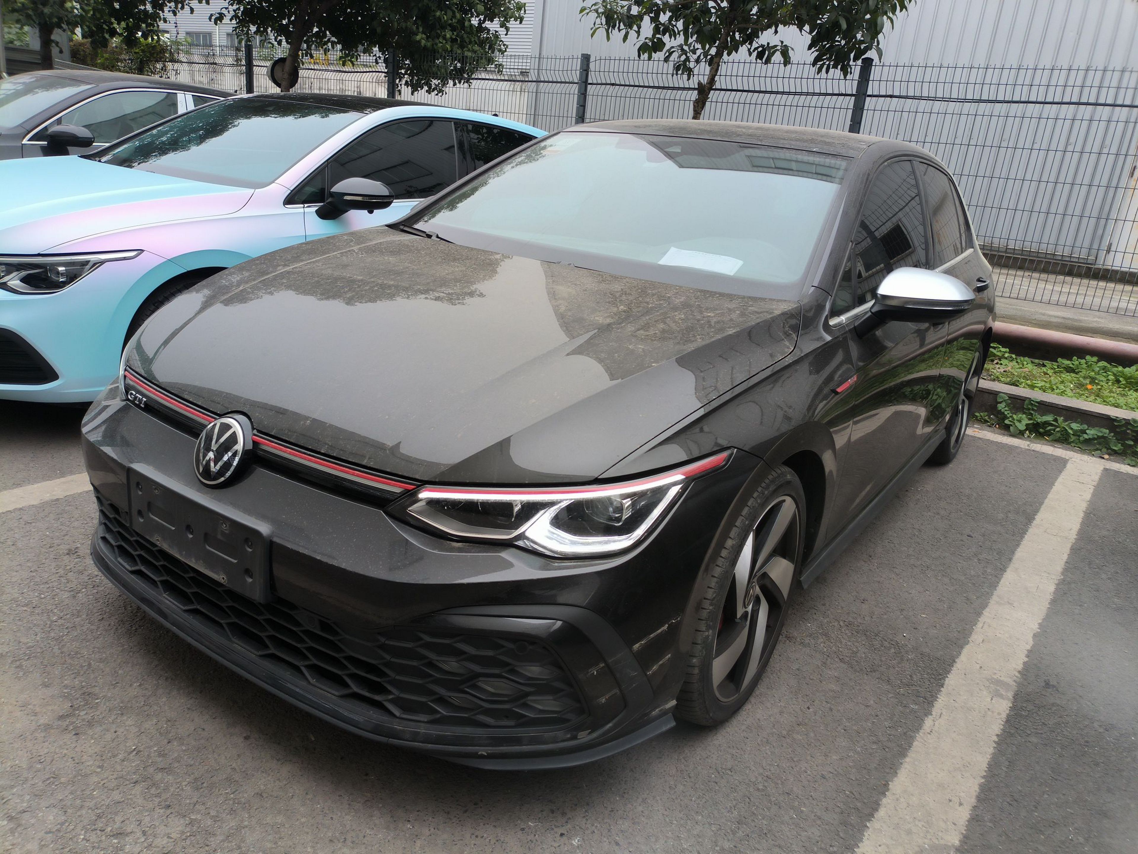 Под передней частью автомобиля