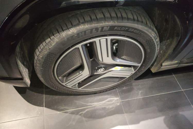 Used  E07 2025 All-Electric 4x4 90kWh Ultra High-Performance Edition
