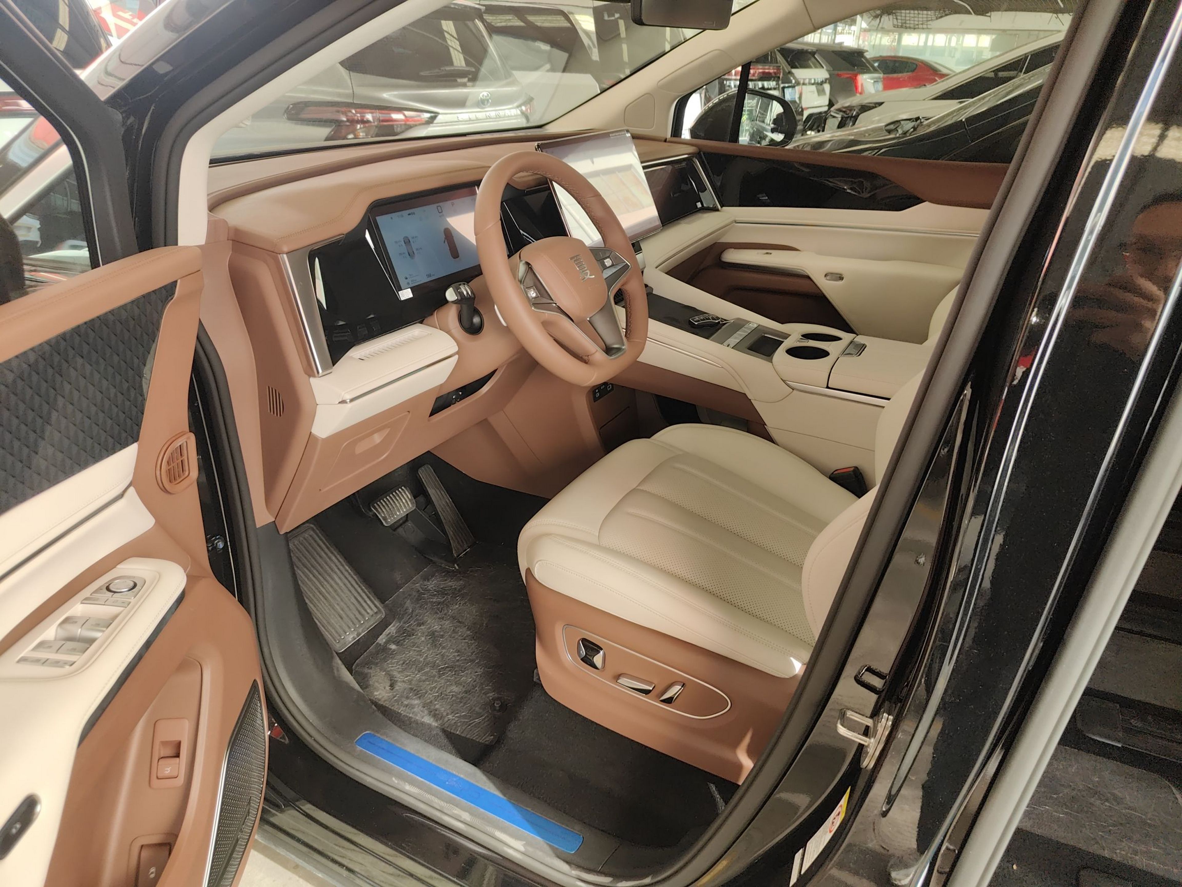 المقاعد الأمامية داخل السيارة