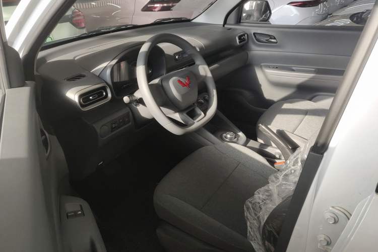 Used Wuling Hongguang New Energy 2025 Extended-Range Hybrid 50 km Utility Version
