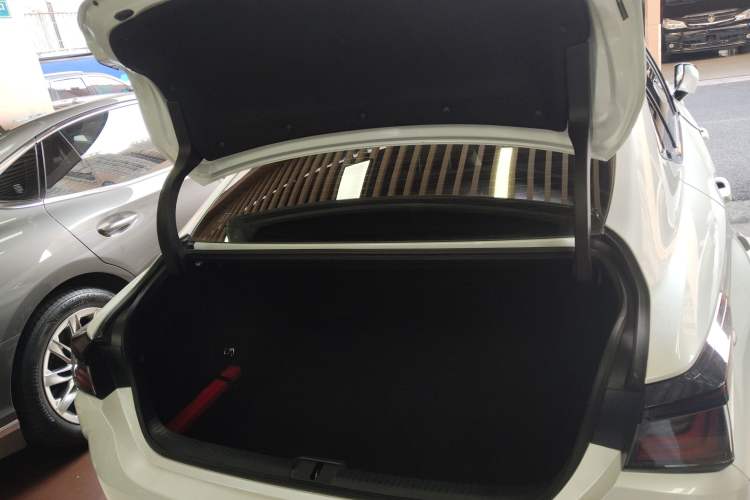 Used Lexus ES 2025 300h Deluxe Edition