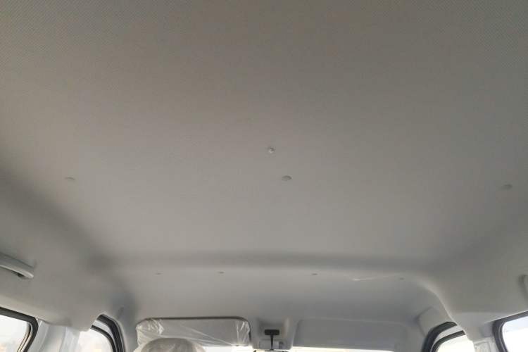 Used Wuling Yangguang 2024 300KM Comfort Version Passenger Van 75kW