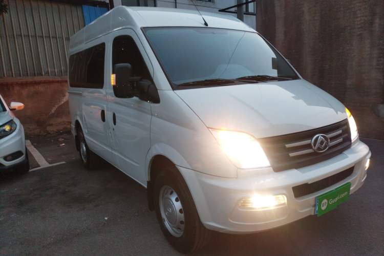 Used SAIC MAXUS Xintu V80 2023 2.0T Manual Classic Aoyuntong Short Wheelbase Mid-Roof 5/6-Seater