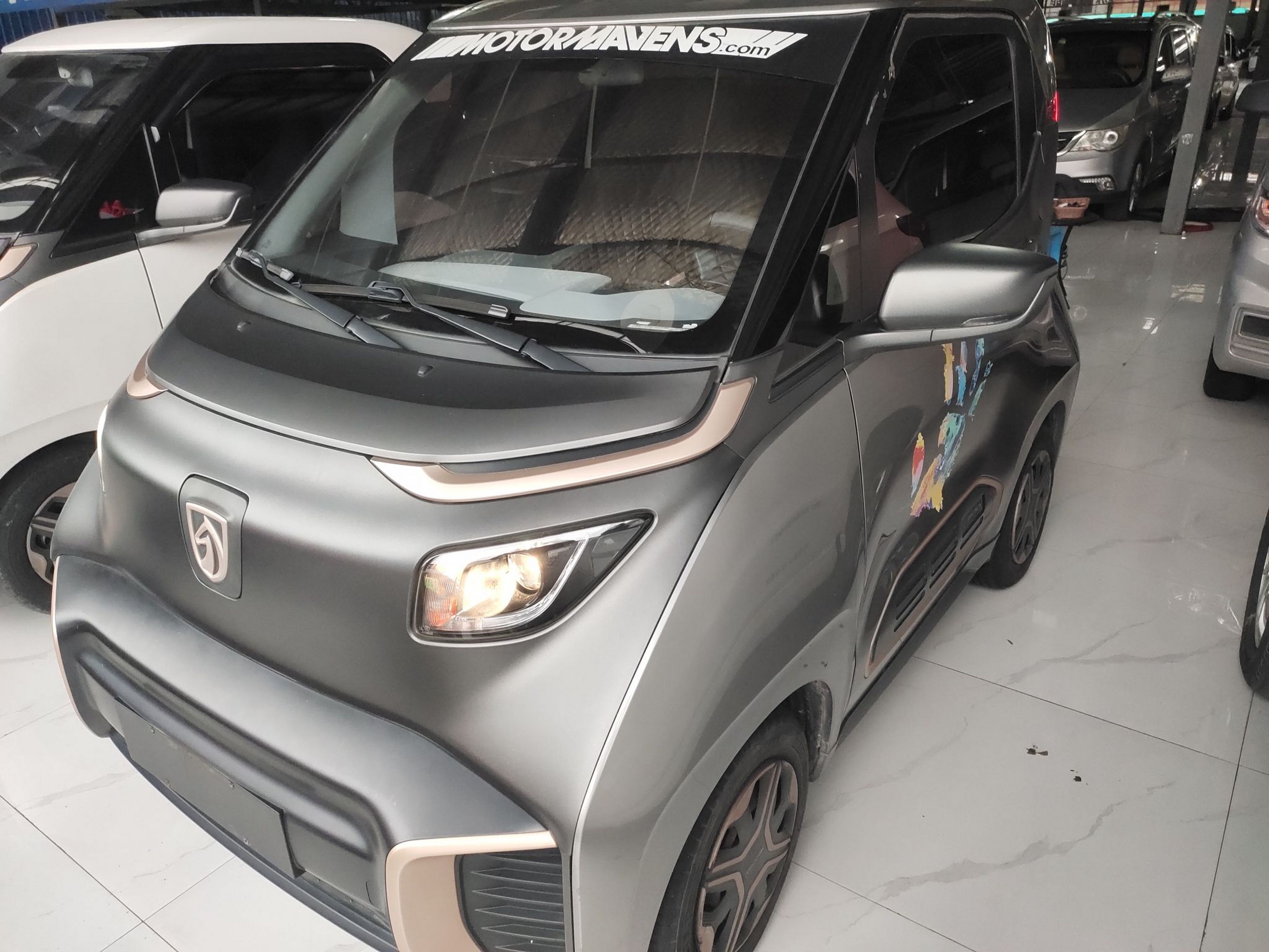 Под передней частью автомобиля