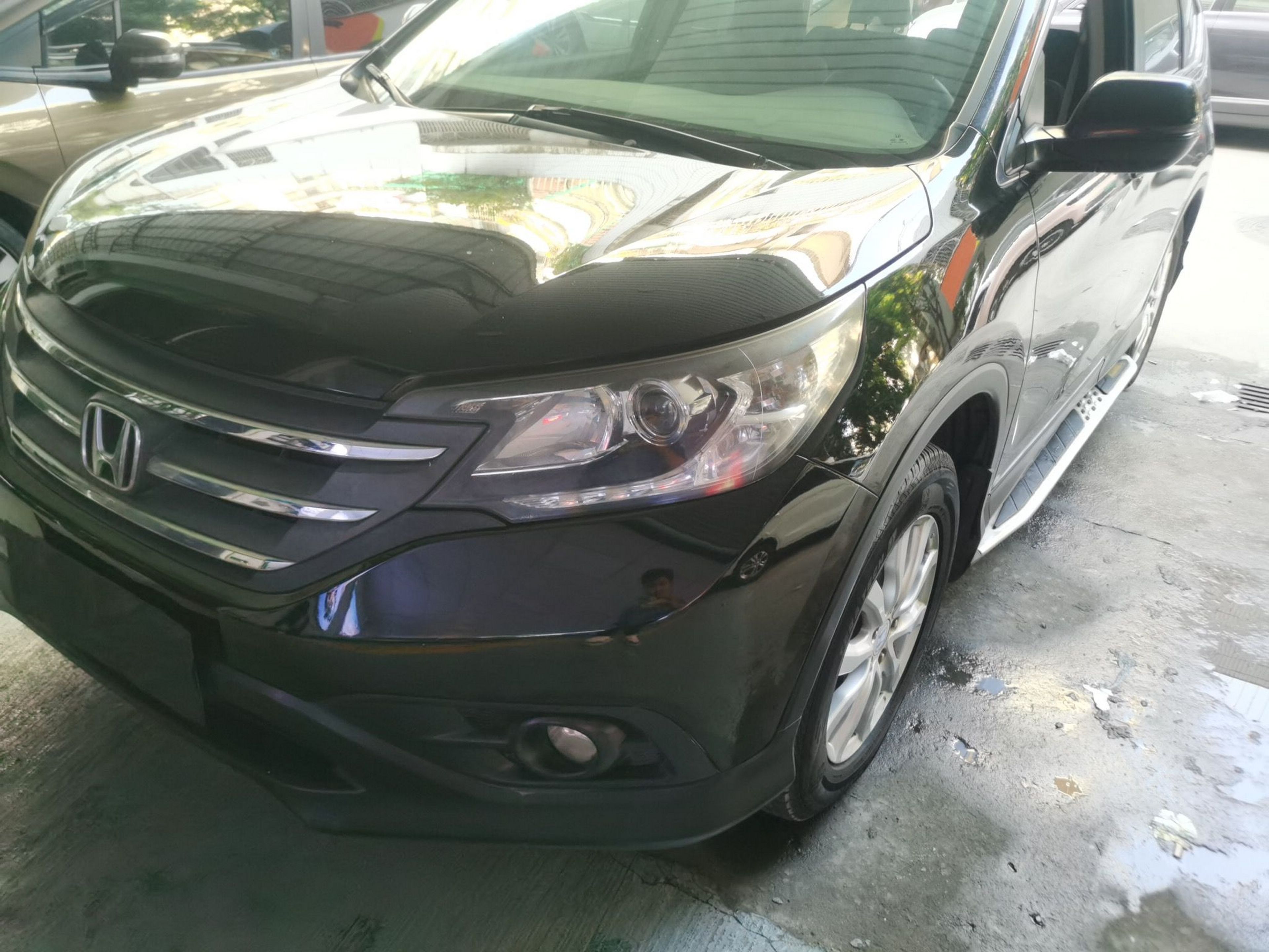 Под передней частью автомобиля