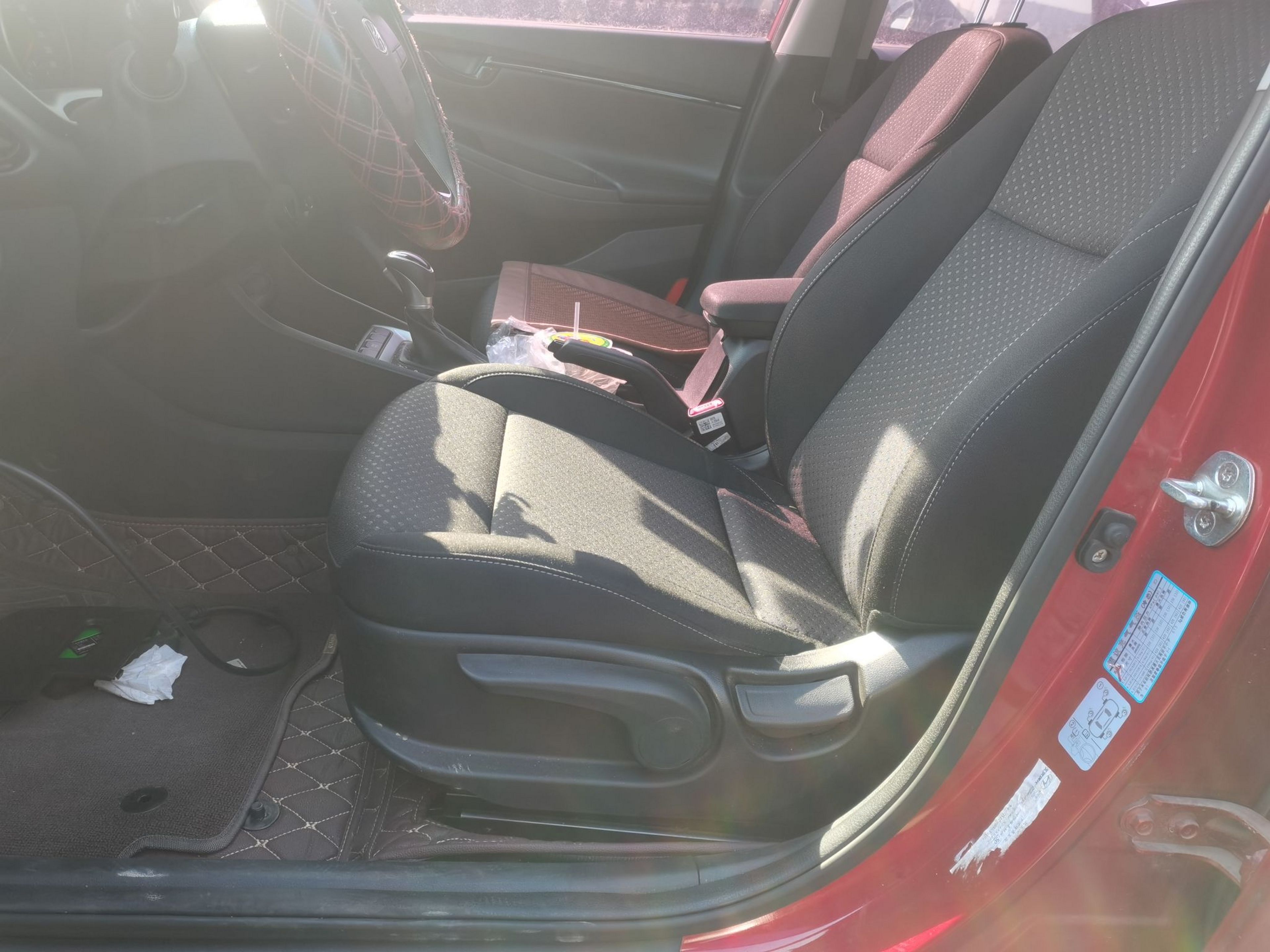 المقاعد الأمامية داخل السيارة