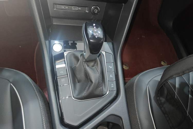 Used Volkswagen Tiguan L 2024 Outstanding Model 330TSI Automatic Two-Wheel Drive R-Line Dragon Glory Edition