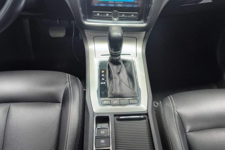 Used Roewe RX5 2019 20T Two-Wheel Drive Automatic Ali Smart Connectivity Platinum Edition
