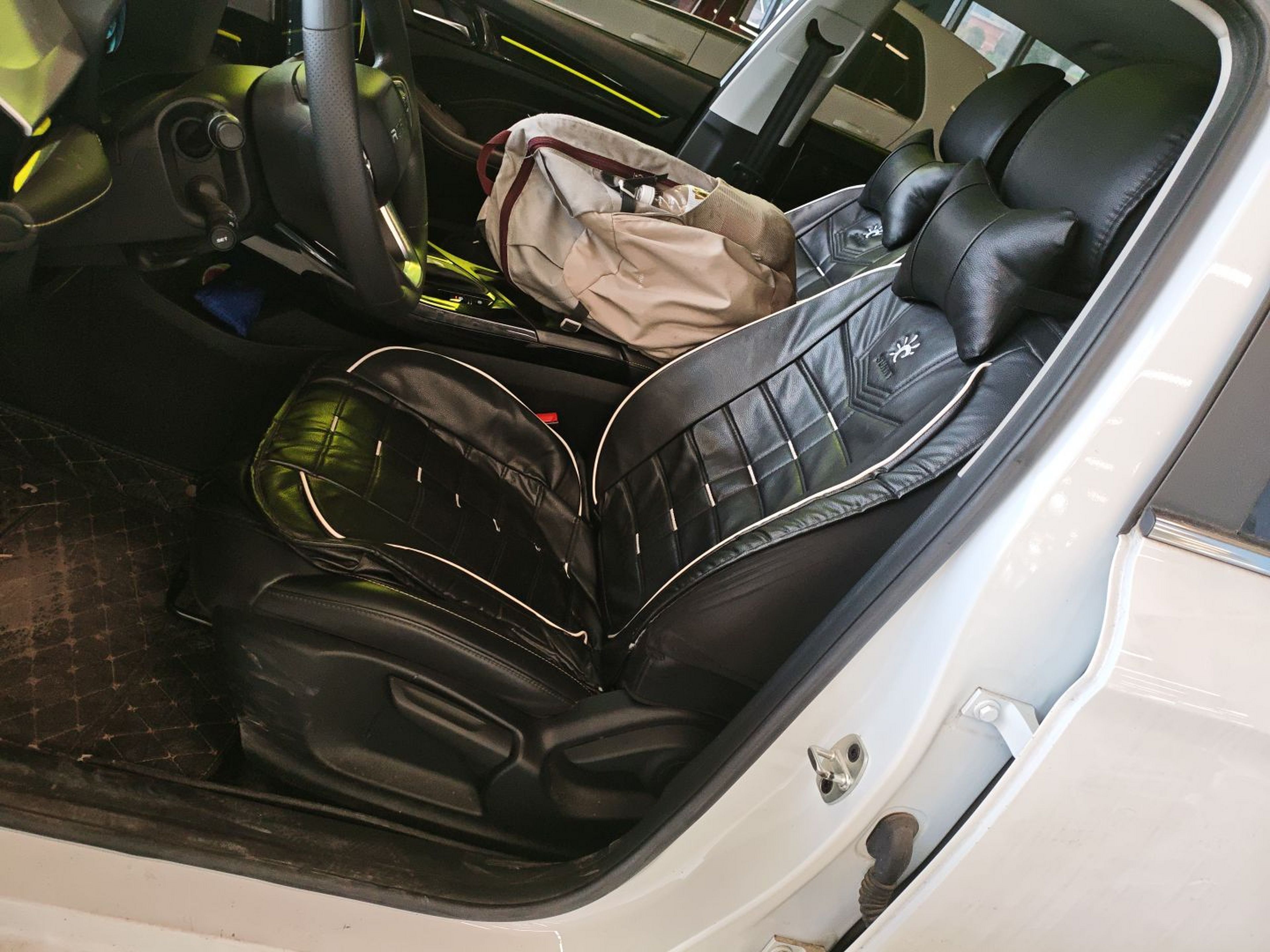 Переднее сиденье в автомобиле