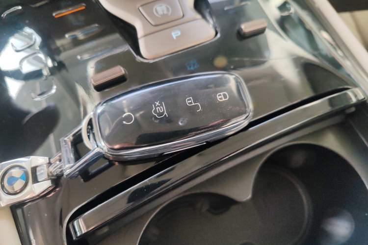 Used Denza D9 2022 DM-i 1040 Prestige Model
