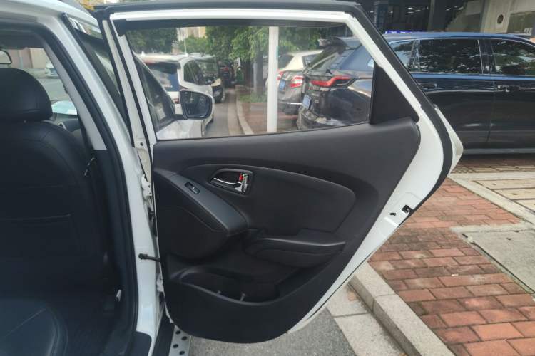 Used Hyundai ix35 2013 2.0L Automatic Two-Wheel Drive Smart GLS China IV Standard
