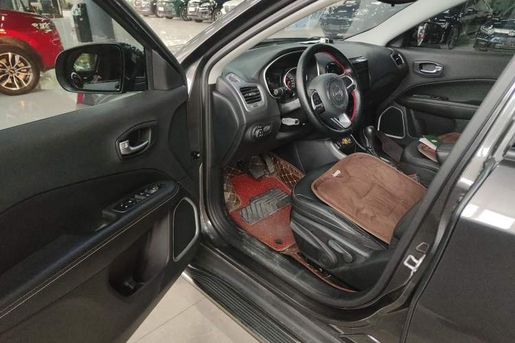 Used  Compass 2017 200T Automatic Family Edition
