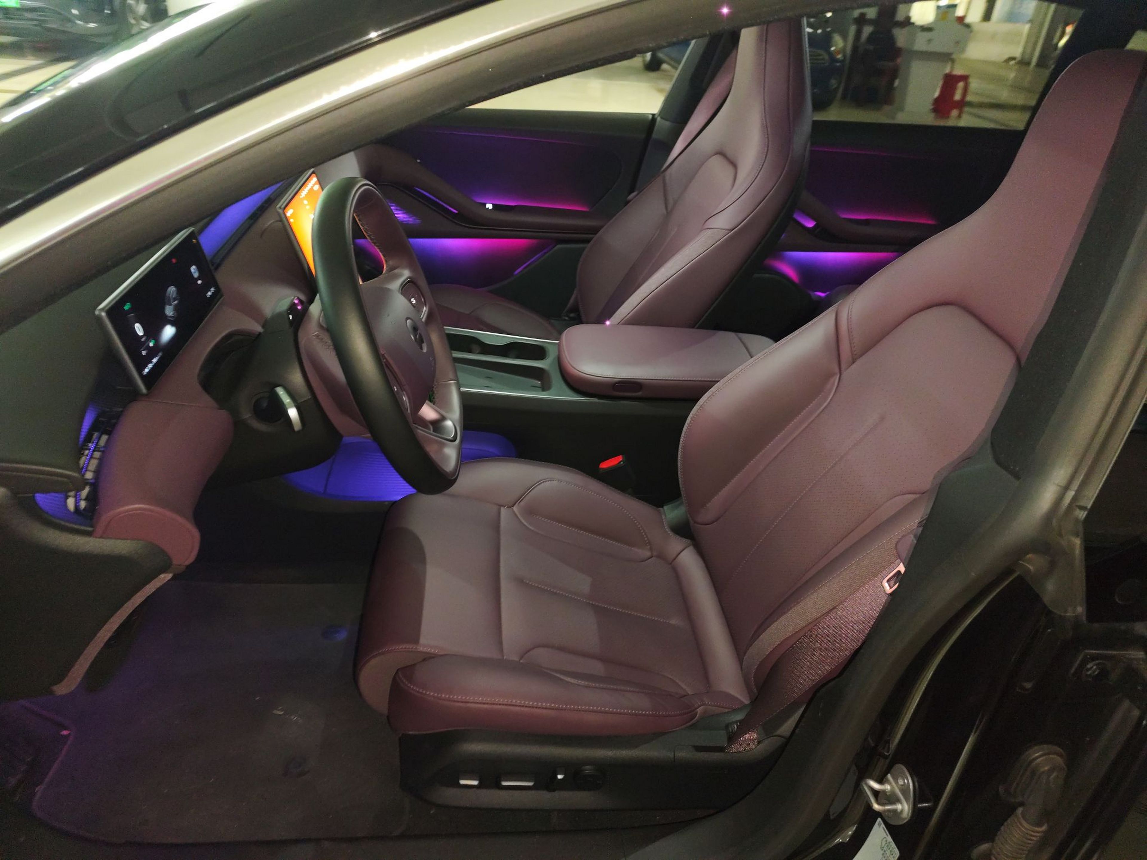 المقاعد الأمامية داخل السيارة