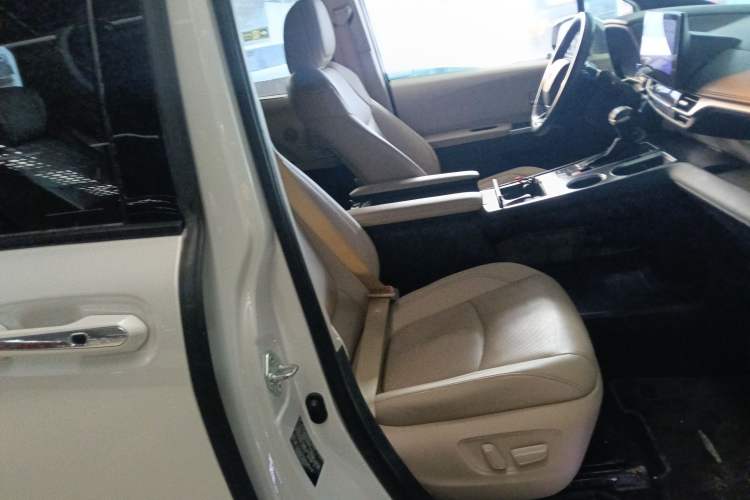 Used Toyota Sienna 2023 2.5L Hybrid Deluxe Edition
