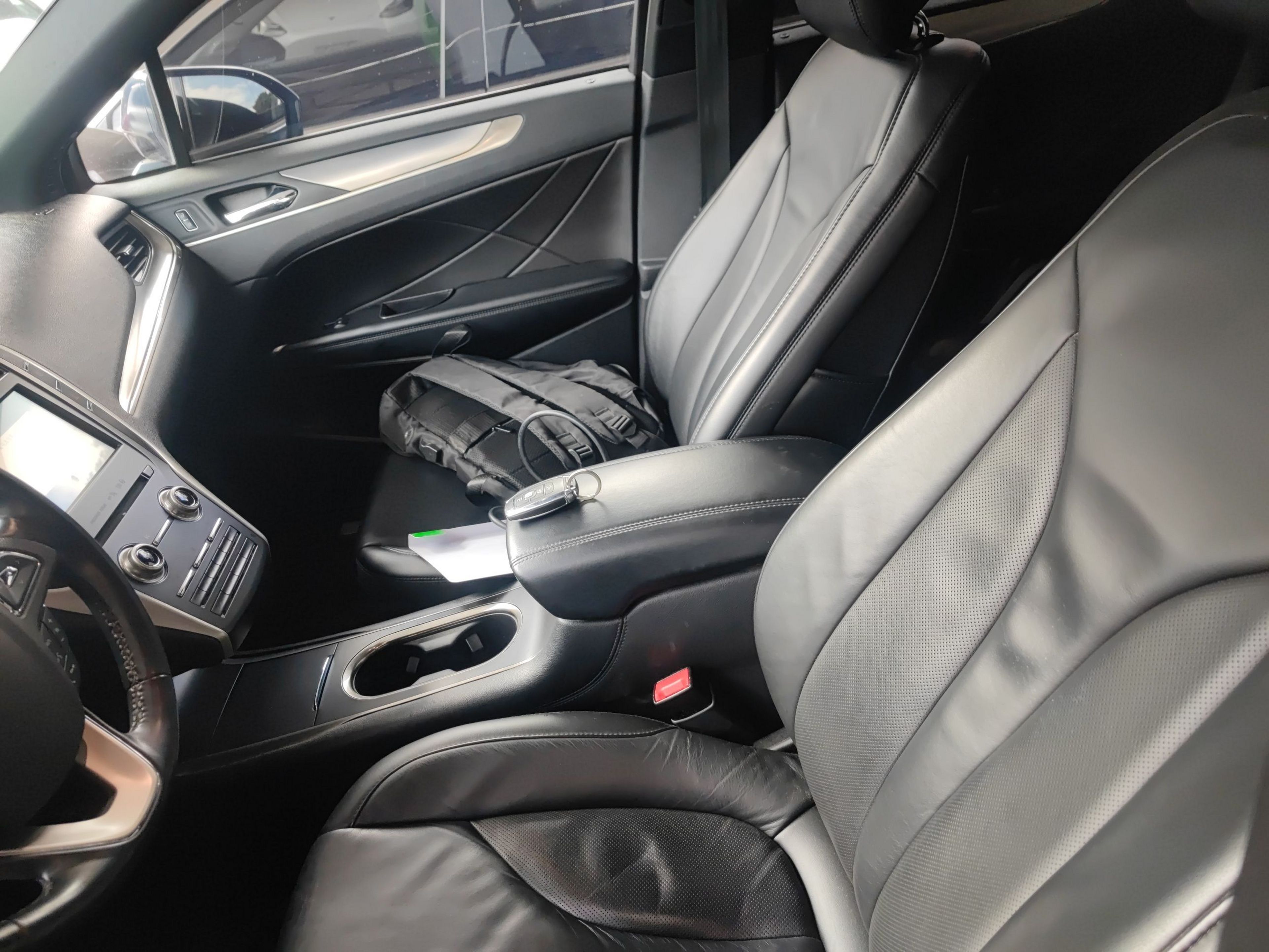 Переднее сиденье в автомобиле