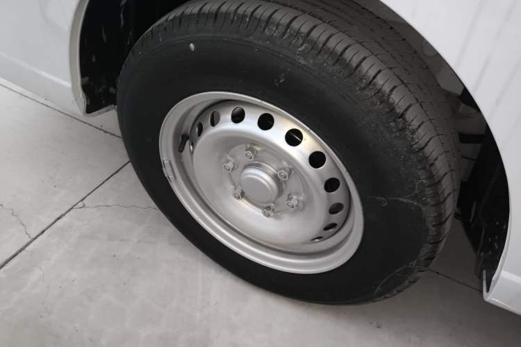 Used Wuling Yangguang 2024 300KM Comfort Version Passenger Van 75kW
