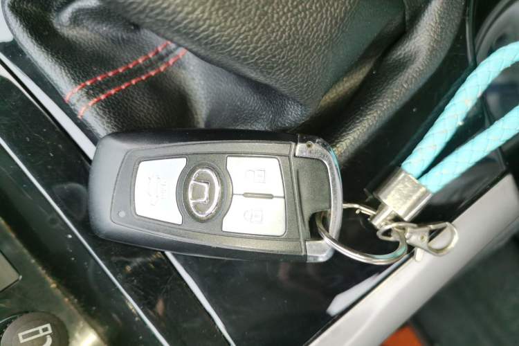 Used Huatai Santa Fe 2016 1.5T Gasoline Manual Two-Wheel Drive Smart Enjoyment i3 Model
