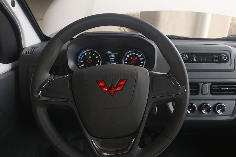 Used Wuling Yangguang 2024 300KM Comfort Version Passenger Van 75kW
