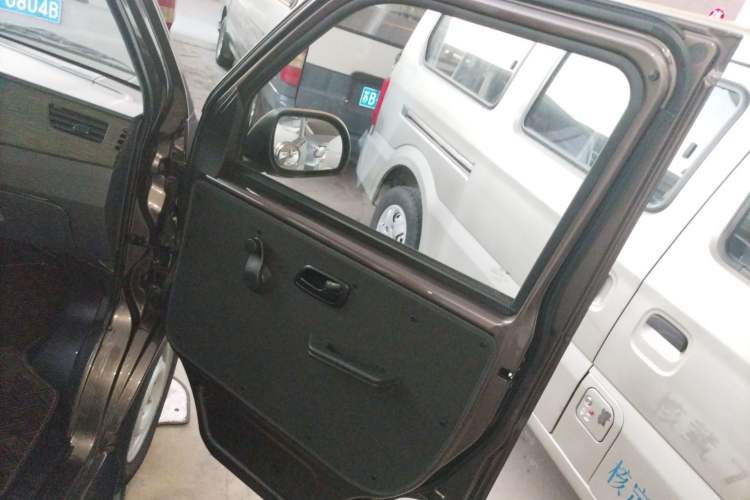 Used Jinbei Hiace X30 2023 1.5L Super-Comfortable Passenger Van 5/6/7-Seater Non-Air-Conditioned Version Model SWC15M
