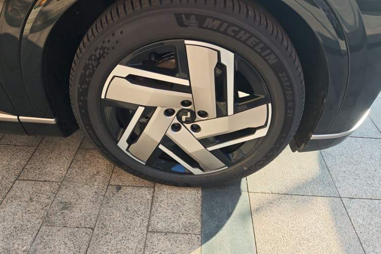 Used ONVO Luxeed L90 2025 Model—Ultra Six-Seater Version
