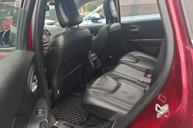 Used  Cherokee 2016 2.4L Leading Edition