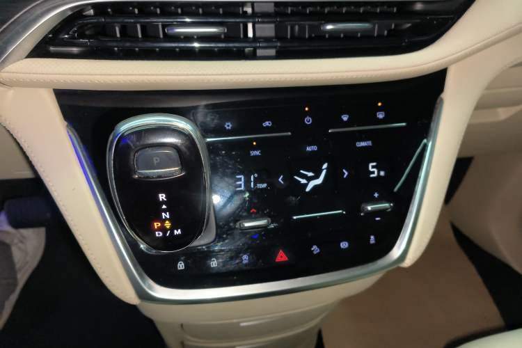 Used Buick GL8 2022 ES Landtrek 653T Luxury Edition