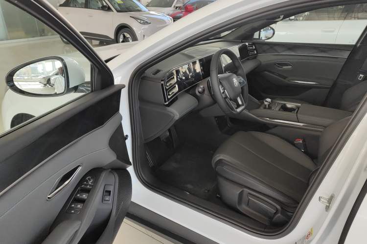 Used BYD Qin L 2025 DM-i Smart Drive 80KM Leading Model