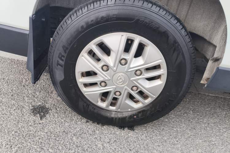 Used SAIC MAXUS Xintu V70 2023 2.0T Elite Edition Manual Transmission Short Wheelbase Low Roof 5/6 Seats (125 hp)
