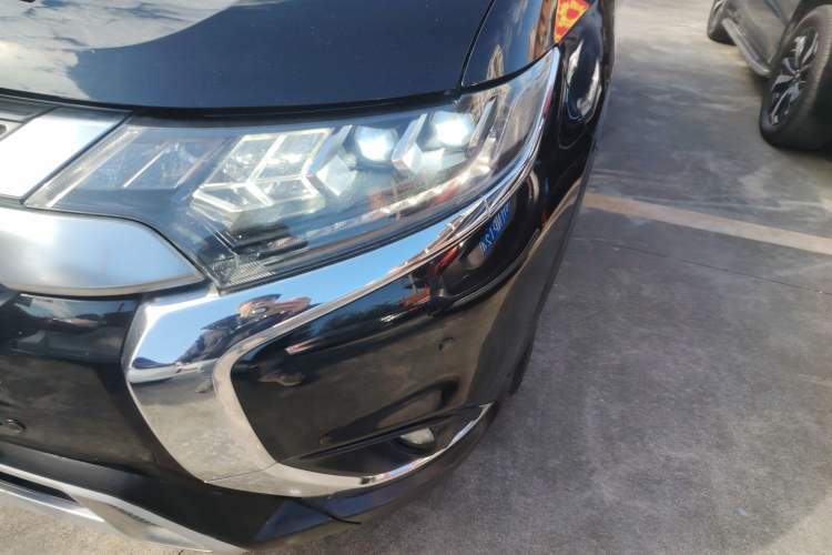 Used Mitsubishi Outlander 2019 2.4L 4x4 Zhi Xiang Edition 7 Seats China VI Standard
