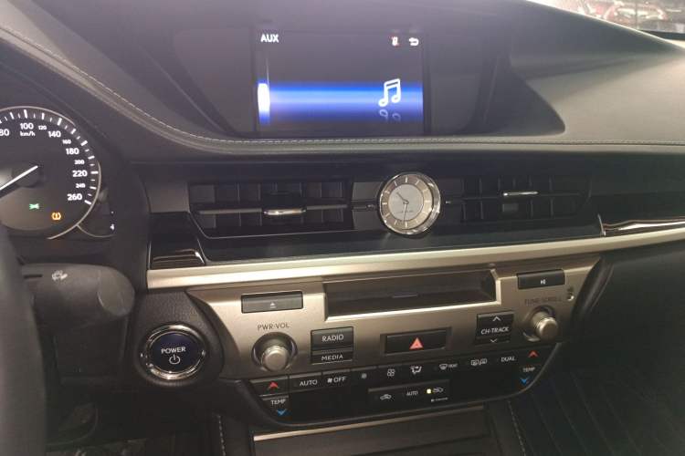 Used Lexus ES 2015 300h Comfort Edition
