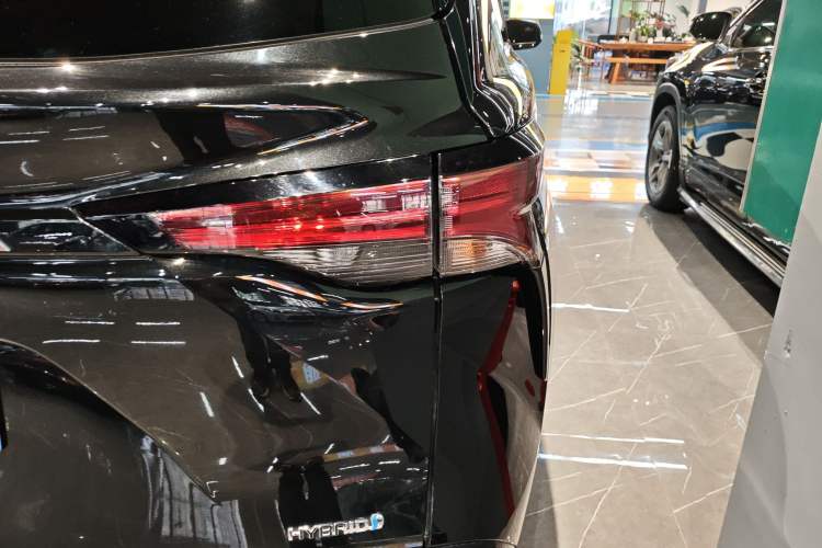 Used Toyota Granvia 2022 2.5L Hybrid Premium Edition