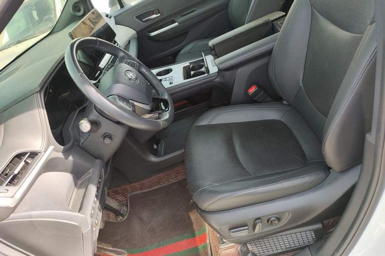 Used Toyota Granvia 2022 2.5L Hybrid Flagship Edition
