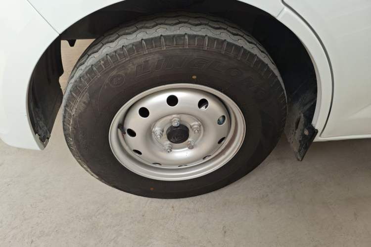 Used Chana Ruixing EM80 2025 Passenger Version Comfort Model 6 Seats 300 km Liftback Door
