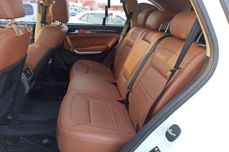 Used Haval H8 2015 2.0T two-wheel drive Comfort trim level
