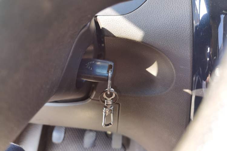 Used Wuling Rongguang V 2015 1.2L Standard Version
