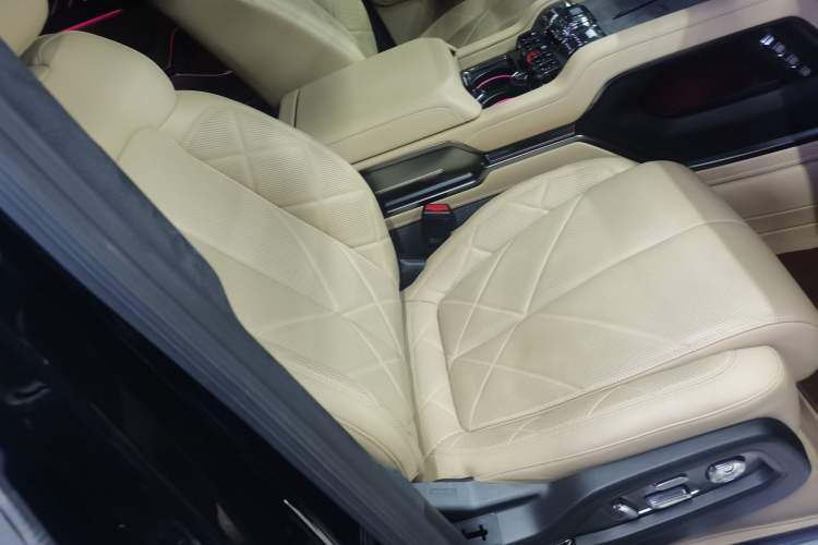 Used  Leopard 8 2025 Smart & Brave Flagship Edition 7 Seats
