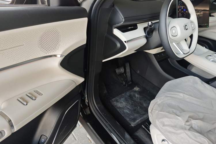 Used  Q07 2025 215 Prestige Edition
